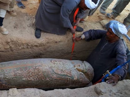 El equipo del Proyecto Djehuty extrae un sarcófago en la zona de Dra Abu el Naga (Luxor) donde excava.
