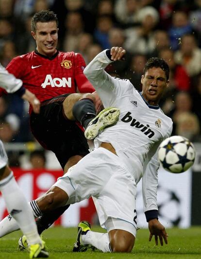 Varane lucha por el balón con Van Persie.