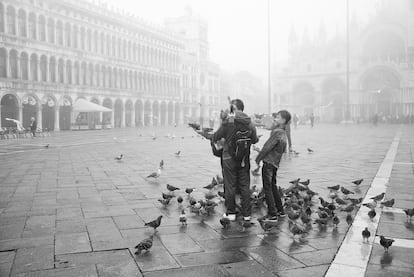 Dar de comer a las palomas es uno de los entretenimientos de los turistas que visitan la plaza de San Marcos.