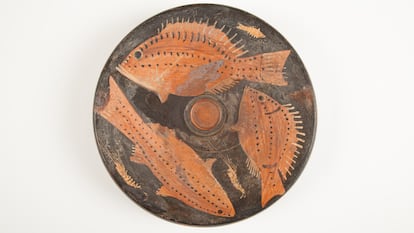 Plato de pescado de Campania (Italia), del 340-330 a.C., en el Museo Arqueológico Nacional.
