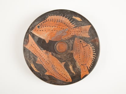 Plato de pescado de Campania (Italia), del 340-330 a.C., en el Museo Arqueológico Nacional.