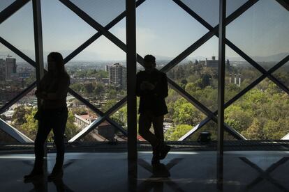 La cara poniente de la Torre apunta hacia el Castillo de Chapultepec