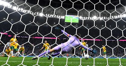 El portero australiano, Mathew Ryan, se lanza de forma infructuosa ante el disparo de Messi en el primer gol de Argentina.