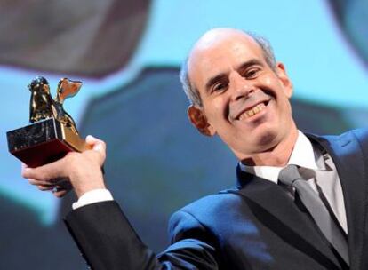 El director israelí Samuel Maoz sostiene el León de Oro por su película <i>Líbano,</i> ayer en Venecia.