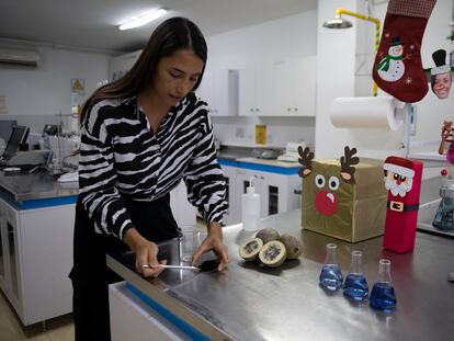 Laura Alzate, gerente técnica de Ecoflora Cares, hace una demostración del colorante en polvo 'azul de jagua' en el laboratorio de la empresa en Sabaneta (Antioquia), el 20 de diciembre de 2023.