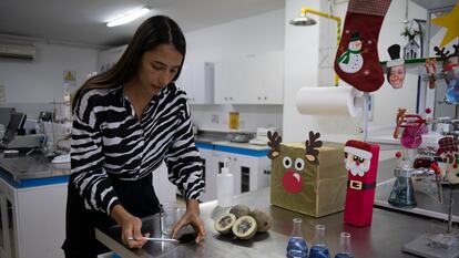 Laura Alzate, gerente técnica de Ecoflora Cares, hace una demostración del colorante en polvo 'azul de jagua' en el laboratorio de la empresa en Sabaneta (Antioquia), el 20 de diciembre de 2023.