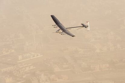 El primer avión impulsado completamente por energía solar, 'Solar Impulse 2', ha despegado de Abu Dhabi.