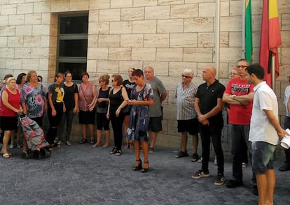 Participantes del minuto de silencio por el asesinato de un menor de 11 años en Beniel. En el centro, la alcaldesa, Mari Carmen Moreno.