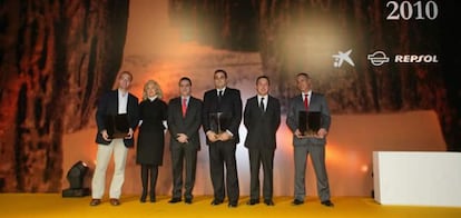 Los premiados posan junto a los representantes de los patrocinadores y el director de Cinco Días