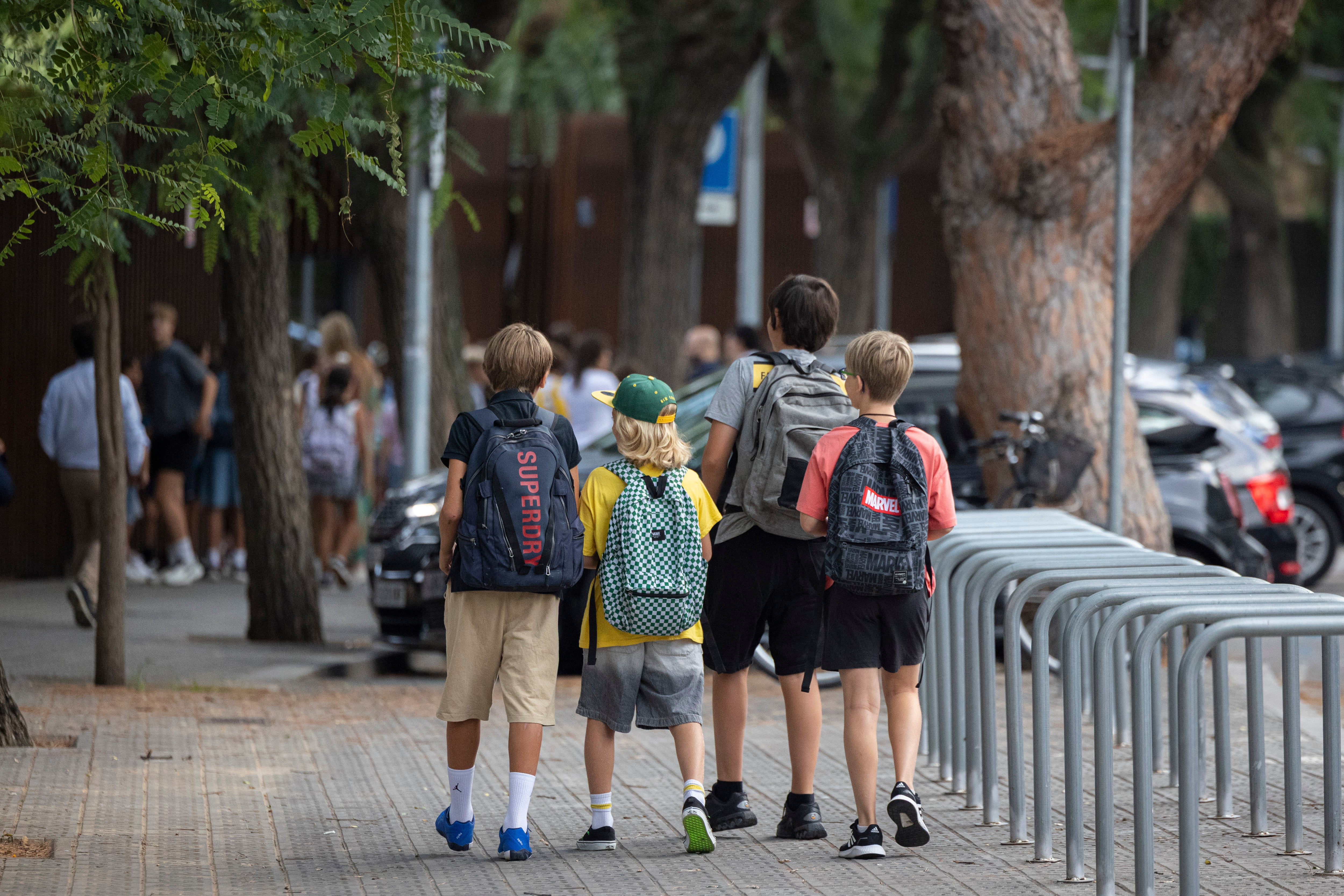 Alumnos camino del Liceo Francés de Barcelona, el jueves pasado.