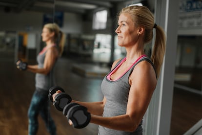 Por qué el entrenamiento de fuerza es crucial para las mujeres que tienen o se acercan a la menopausia