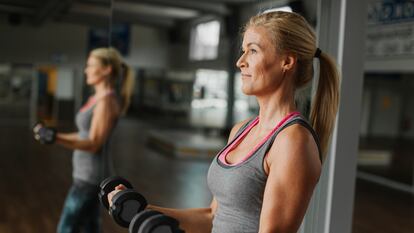 Los expertos apuntan a que en la edad madura es imprescindible hacer entrenamiento de fuerza.