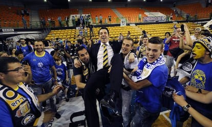 Los aficionados del Ourense celebran el ascenso con el entrenador Gonzalo García de Vitoria.