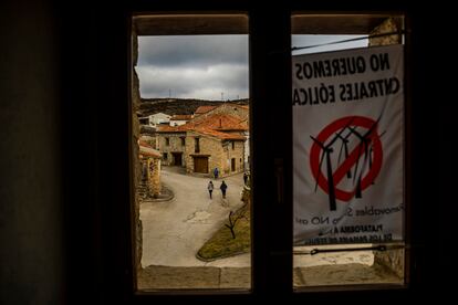 Un  cartel de protesta contra el parque eólico en la localidad de Fortanete (Teruel). 