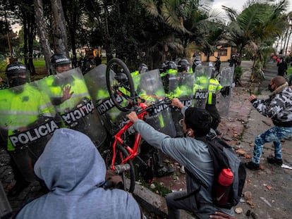 Algunos manifestantes se enfrentan a miembros de la Policía en Bogotá, este miércoles.
