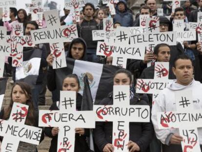 Varios manifestantes portan pancartas para protestar por la desaparici&oacute;n de los estudiantes de Iguala. 