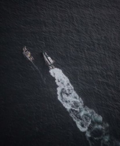 A Civil Guard boat intercepts a vessel suspected of transporting drugs close to Gibraltar.