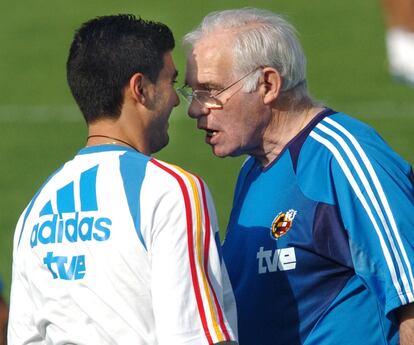 Si hay una imagen icónica del paso de Reyes por la selección española es esta. El técnico, Luis Aragonés, se le encaró una mañana de 2004 en la ciudad deportiva de Las Rozas, durante una concentración, y le gritó: "Dígale al negro [en referencia a Henry, su compañero en el Arsenal] que usted es mejor".