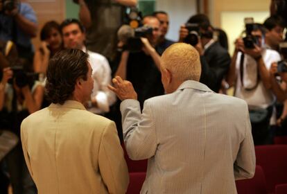 Emilio Menéndez (izquierda) y Carlos Baturín muestran sus alianzas a los periodistas que asistieron al enlace. En el salón de plenos, engalanados, habían estado presentes una veintena de familiares y amigos, progresivamente intimidados por la incesante llegada de reporteros.