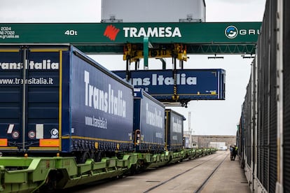 Es un sistema nuevo en España, que lleva funcionando tan solo unos meses. “Hasta ahora, los trenes de mercancías cargaban contenedores marítimos, que tienen una distribución específica y más lenta. Con la autopista ferroviaria, los camiones llegan de Italia a Madrid en barco y en tren sin pisar la carretera ni usar gasolina”, explica desde el puerto Carlos Pereda, subdirector de Tramesa, la empresa que ha puesto en marcha este primer trayecto.