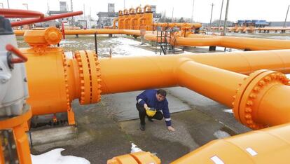 Un t&eacute;cnico revisa instalaciones de distribuci&oacute;n de gas ruso en Beregdaroc (Hungr&iacute;a). 