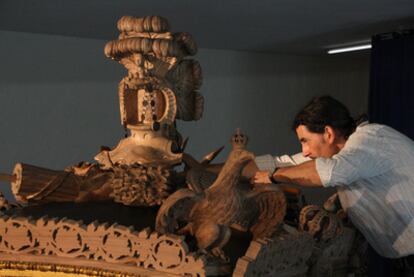 Damian Valles, trabajando los relieves de la carroza en el palacio Paretz, a 50 kilómetros de Berlín.