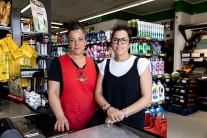 Elena y Yoli, empleadas del supermercado que abasteció con agua y comida a los pasajeros del tren parado.