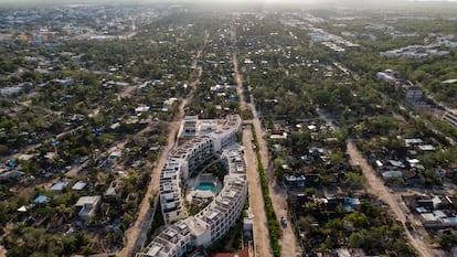 Vista aérea del desarrollo inmobiliario The Waves frente a la colonia irregular 2 de octubre en Tulum.