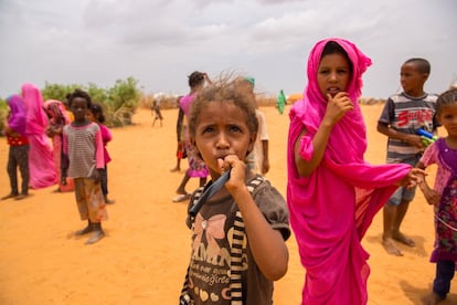Los niños campan a sus anchas por todo el perímetro internacional del campamento de Mberra, a pocos kilómetros de la frontera con Malí.