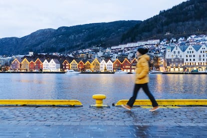 Al atardecer, las coloridas fachadas de las casas del barrio de Bryggen, asomadas al puerto de <a href="https://www.visitnorway.es/" target="_blank">la ciudad noruega de Bergen</a>, parecen una colorida procesión de farolillos, especialmente cuando las montañas a sus espaldas se cubren de nieve. Las luces de los restaurantes populares y las tabernas se reflejan, a su vez, en las tranquilas aguas. Entran ganas de quedarse en este sitio y pedir otro vasito de aquavit (una bebida destilada escandinava con un 40% de alcohol). Desde aquí zarpan los barcos de <a href="https://www.hurtigrutenspain.com/" target="_blank">la linea Hurtigruten</a> que llevan a los turistas por los majestuosos fiordos. Tampoco hay que olvidar que Bergen es la ciudad europea mas pluviosa: 250 son los dias que llueve cada año, muchas veces, a cantaros.