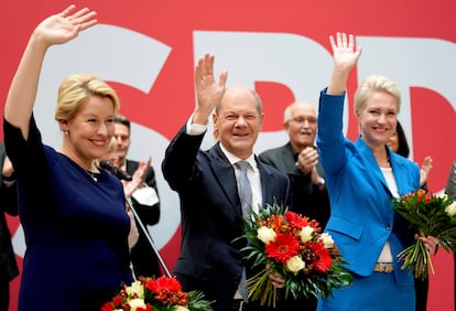 Desde la izquierda, la candidatas del SPD a la alcaldía de Berlín, Franziska Giffey; Olaf Scholz , candidato a la cancillería; y Manuela Schwesig, gobernadora del Estado de Mecklenburgo-Pomerania occidental.