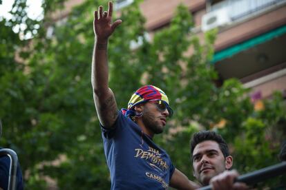 Dani Alves durant la rua del Barça per celebrar el títol de la Lliga.