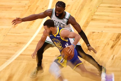 Stephen Curry de los Warriors vence a Jaylen Brown de los Celtics para anotar dos puntos, durante el cuarto cuarto.