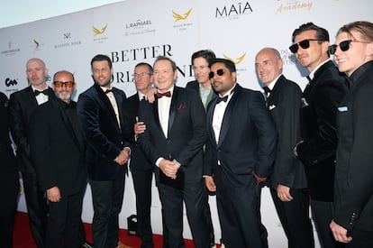 Kevin Spacey, rodeado de miembros del patronato de Better World Foundation y de sus compañeros del equipo artístico y técnico de 'The Awakening'.