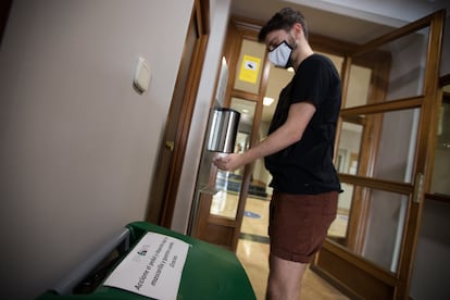 Un alumno a la entrada del colegio mayor Santa María de Europa, de la Complutense de Madrid. 