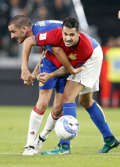 Vitolo (d) de España y Leonardo Bonucci de Italia se agarran durante una jugada.