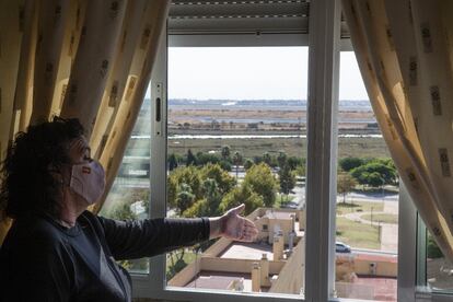 Una vecina del barrio Pérez Cubillas, con vistas a las balsas.