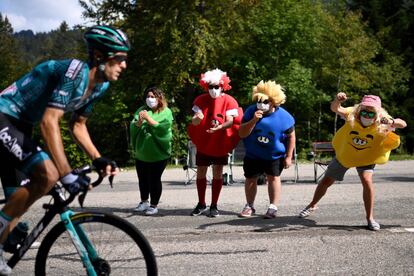 Aficionados disfrazados aplauden el paso de los corredores entre las localidades de La Tour du Pin y Villard-de-Lanscheer durante la 16ª etapa, el 15 de septiembre.