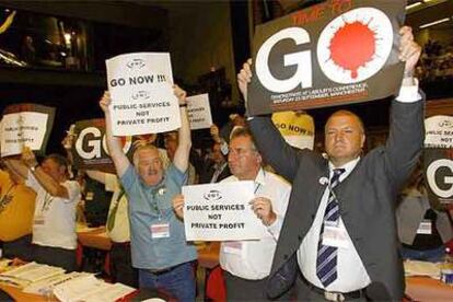 Representantes del sindicato de transportistas protestaban ayer en Brighton, donde Blair pronunció un discurso.