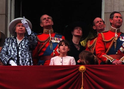 A rainha da Inglaterra, Elizabeth II, e o duque de Edimburgo, observam a tradicional exibição aérea da sacada do palácio de Buckingham, em Londres, durante a cerimônia Trooping the Colour, em homenagem ao nascimento da rainha. Da esq. para dir.: a rainha, o duque de Edimburgo, a princesa Eugênia (de rosa), Lady Helen Windsor (de preto), uma menina não identificada, o duque de Kent e o príncipe Charles, em 13 de junho de 1998.