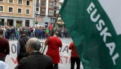 Manifestación en las calles de Tolosa durante una  jornada de huelga convocada por los sindicatos ELA y LAB, en sector del metal de Guipúzcoa. EFE/Archivo