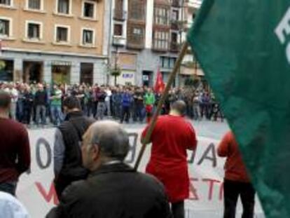 Manifestación en las calles de Tolosa durante una jornada de huelga convocada por los sindicatos ELA y LAB, en sector del metal de Guipúzcoa. EFE/Archivo
