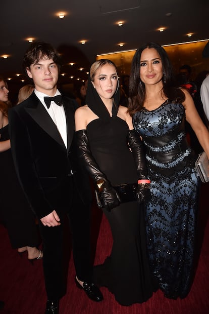 Salma Hayek, con Valentina Paloma Pinault y Augustin James Evangelista en la gala Time 100 celebrada en 2023.