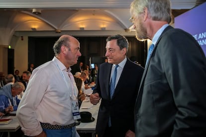El vicepresidente del BCE, Luis de Guindos, habla con el presidente Mario Draghi y el economista jefe, Peter Praet