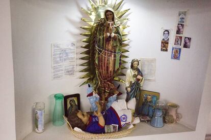 Altar de la Virgen de Guadalupe en el vestidor del estadio Azul.