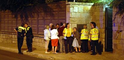 Familiares y amigos en la puerta del chalé donde se produjo el crimen, en la calle de Arroyofresno.