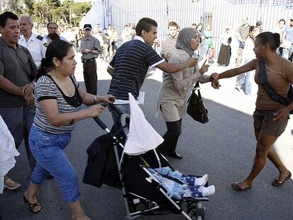 Trifulca en el exterior de la comisaría por el intento de una mujer de saltarse la cola.