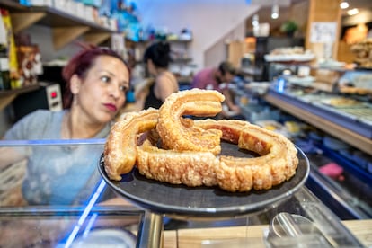 Una camarera sirve un plato de torreznos en el bar Antonio de San Esteban de Gormaz (Soria).