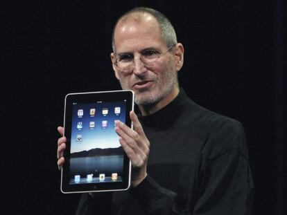 Steve Jobs sostiene el primer ipad durante su presentaci&oacute;n en enero de 2010. 