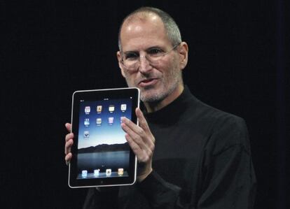 Steve Jobs sostiene el primer ipad durante su presentaci&oacute;n en enero de 2010. 